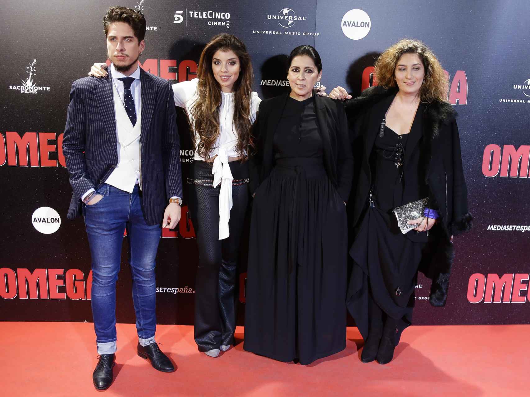Aurora Carbonell junto a sus tres hijos, Estrella, Soleá y Kiki, en la presentación de 'Omega'.