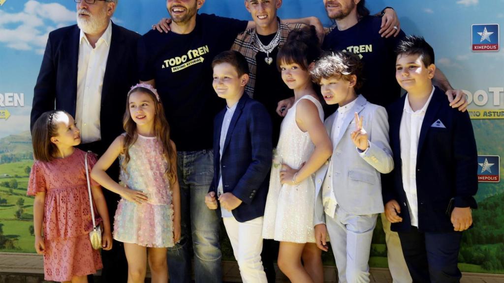 El elenco de A todo tren durante el estreno