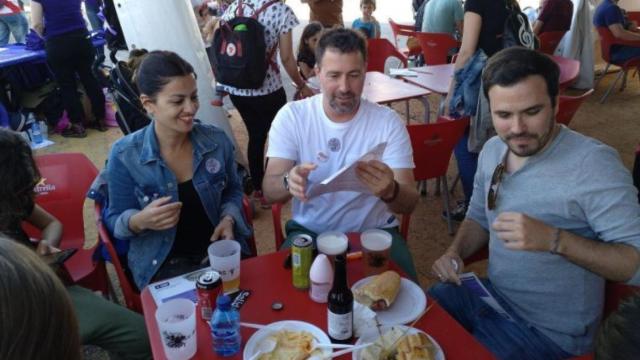 El ministro de Consumo, Alberto Garzón, disfrutando con compañeros de un bocadillo de carne.