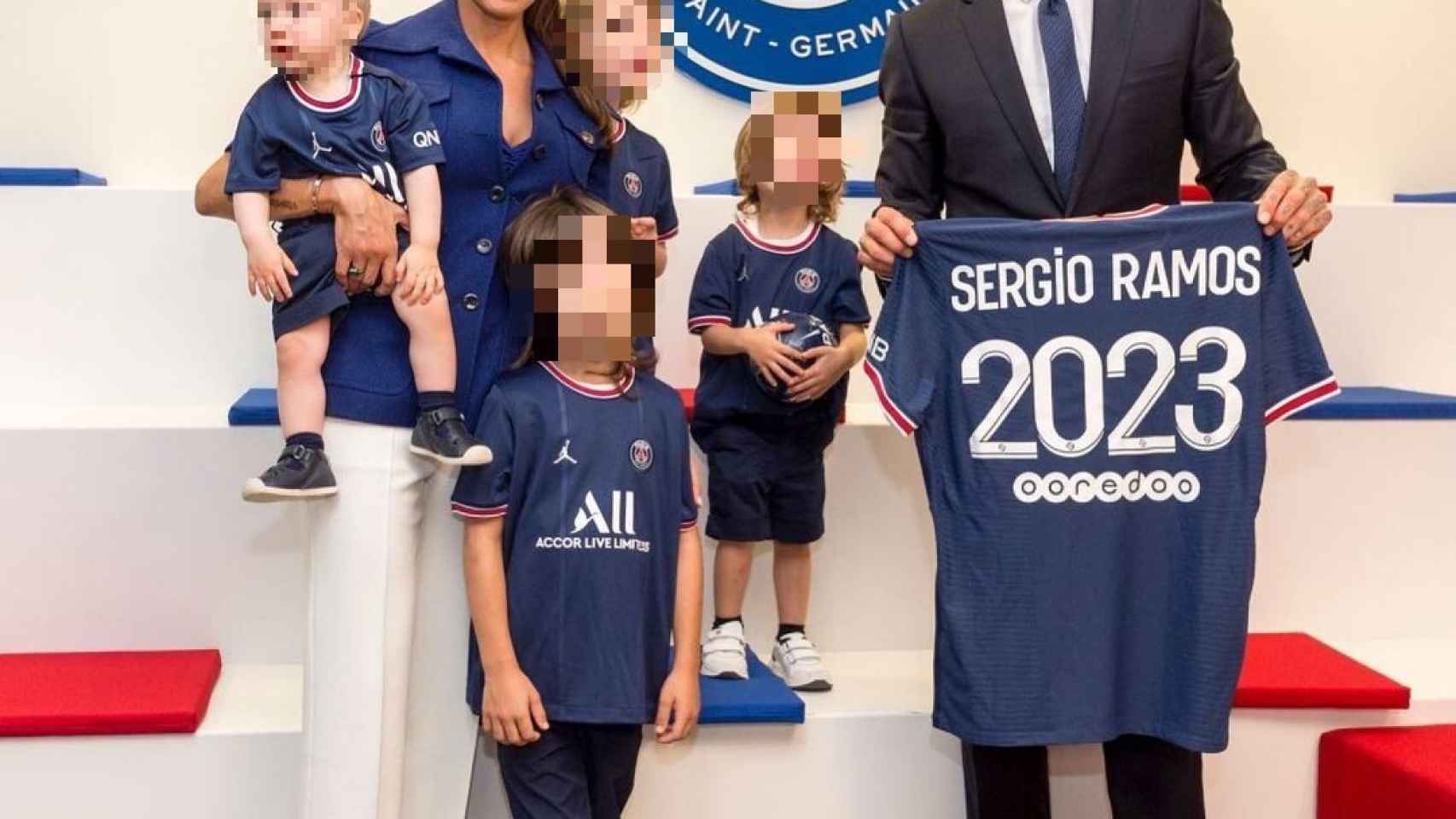 La familia de Pilar Rubios y Sergio Ramos en la presentación del jugador en su nuevo equipo.