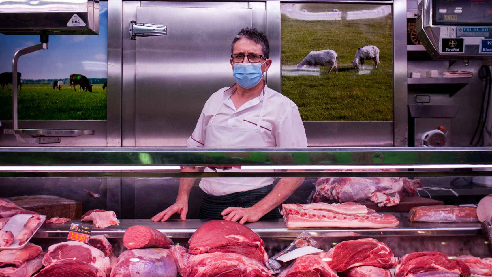 Manolo lleva 30 años vendiendo carne en este mercado.