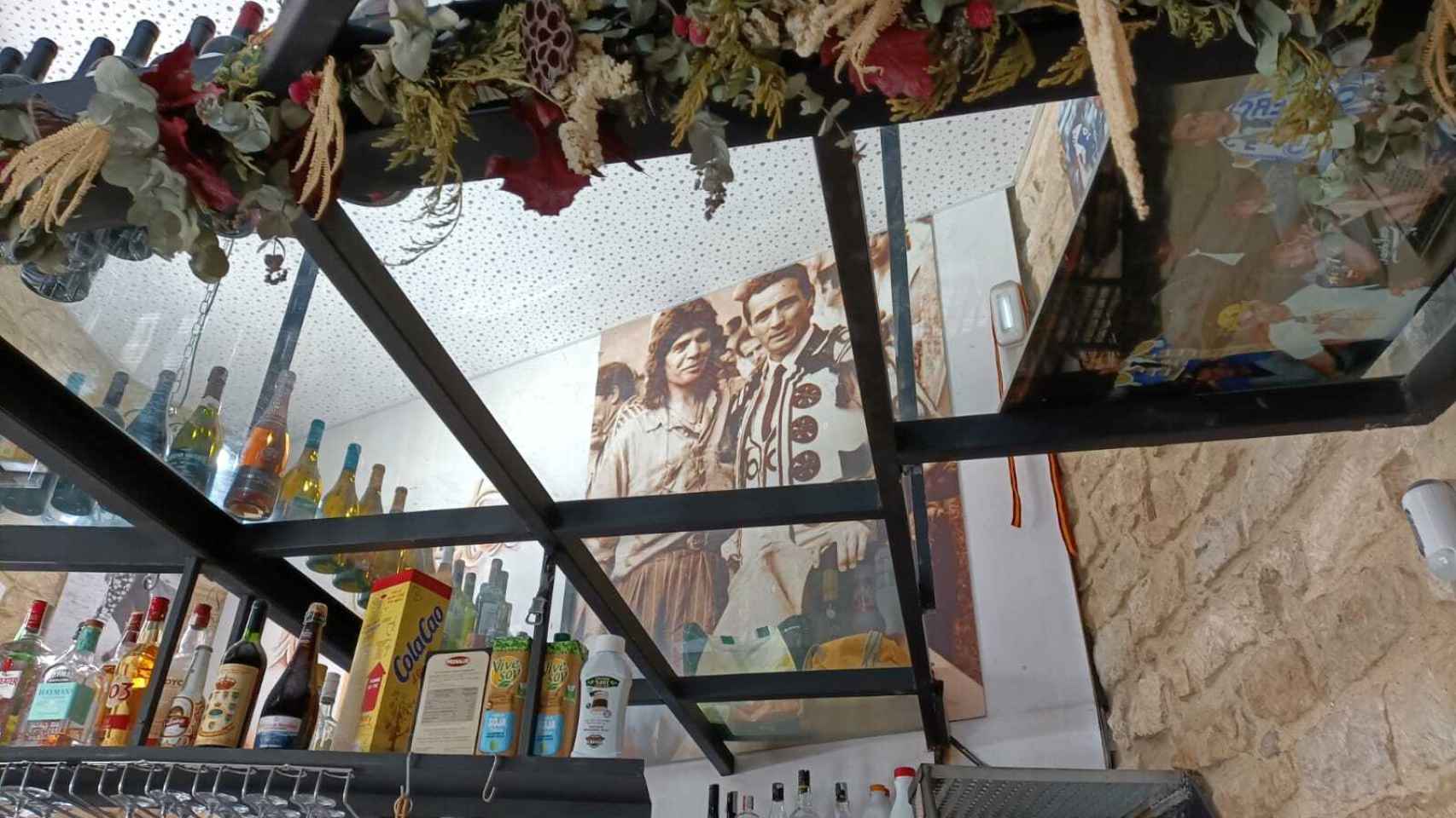 Una gigantesca imagen de José Mari Manzanares con Camarón destaca sobre las demás.