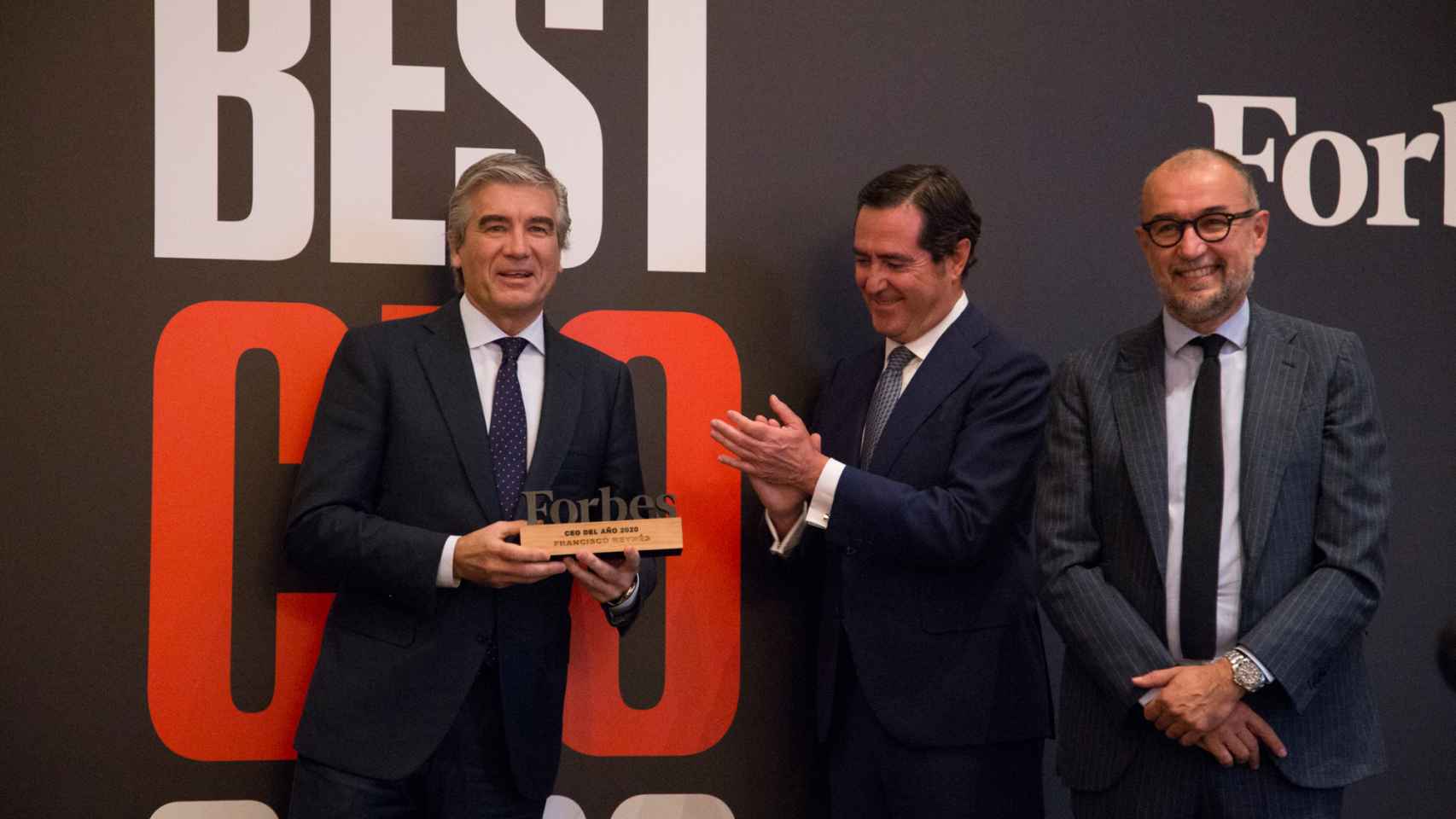 Francisco Reynés, presidente de Naturgy, en el momento en el que recoge el premio  Forbes el mejor CEO de 2021.