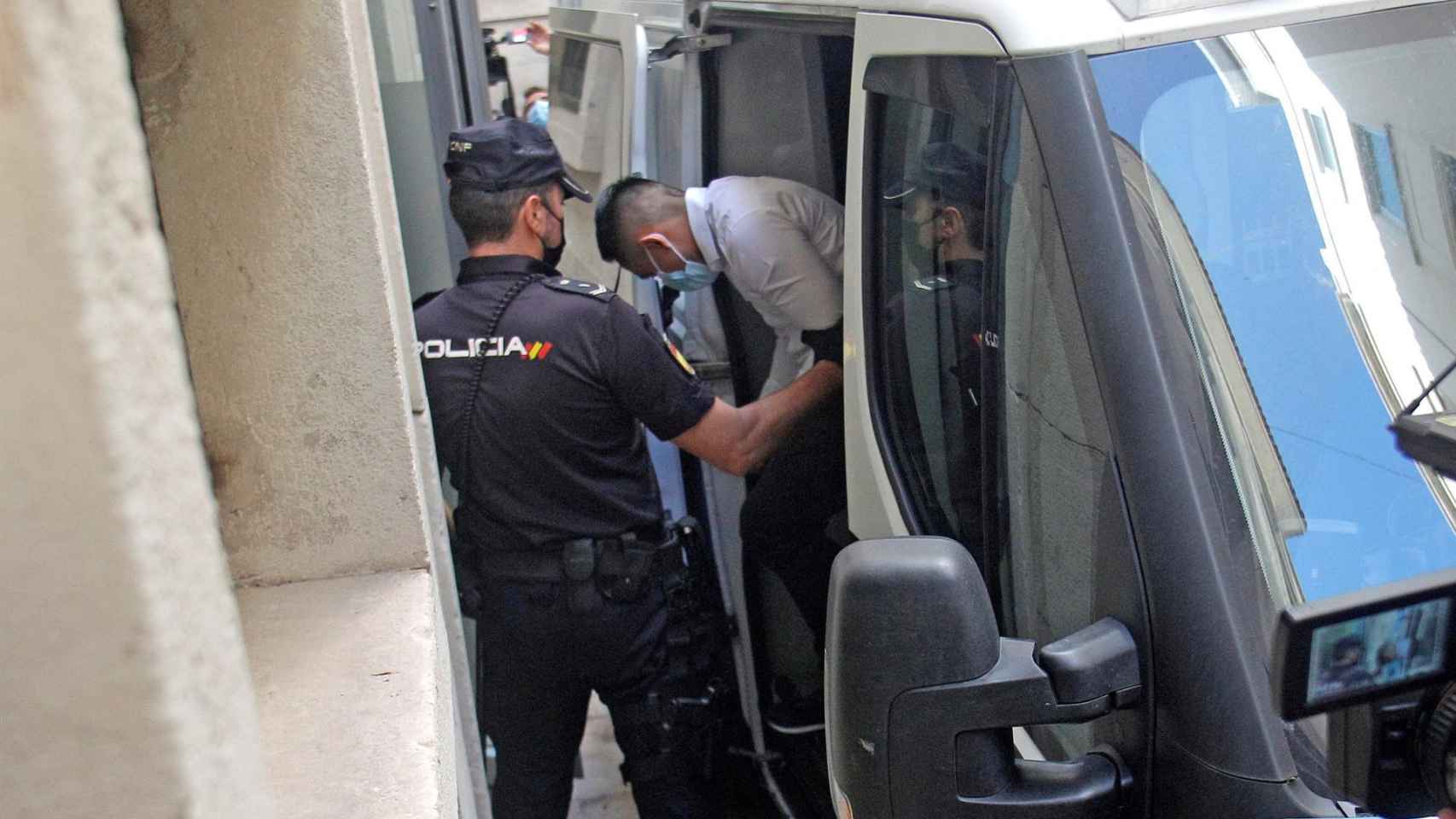 Uno de los cuatro integrantes de la llamada manada de Callosa llega a la Audiencia Provincial de Alicante.