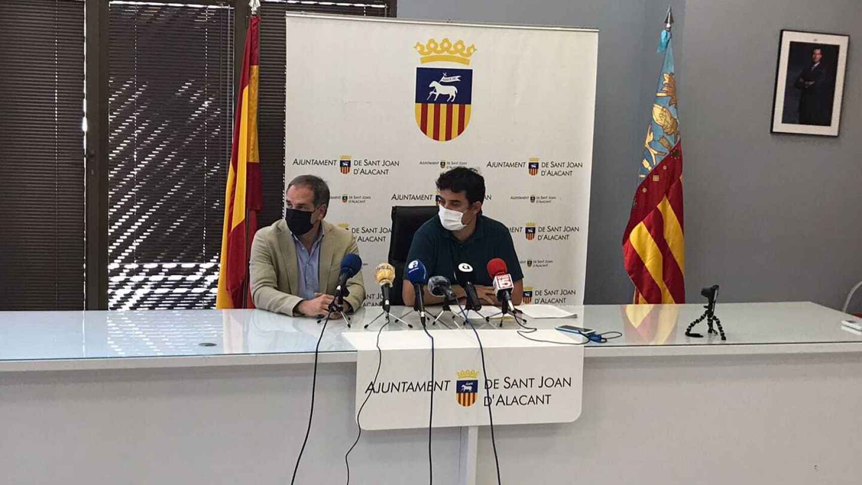 Santiago Román y Jaime Albero, esta mañana en la renuncia del último a la Alcaldía.