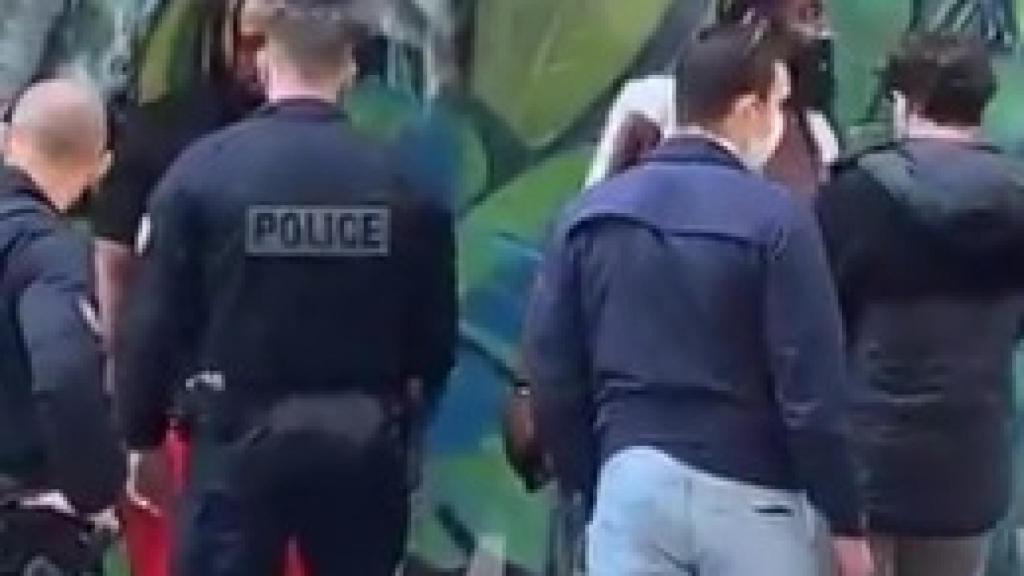 James Harden, junto a la policía parisina