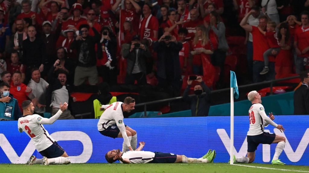 Inglaterra celebrando un gol con la afición de Dinamarca de fondo