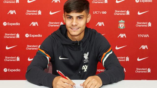 Oakley Cannonier firmando su contrato con el Liverpool