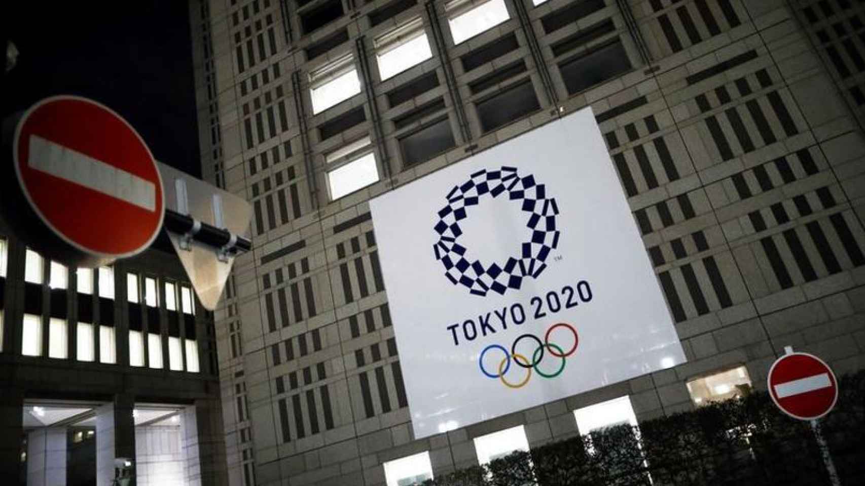 Cartel de Tokio 2020 en la fachada de un edificio