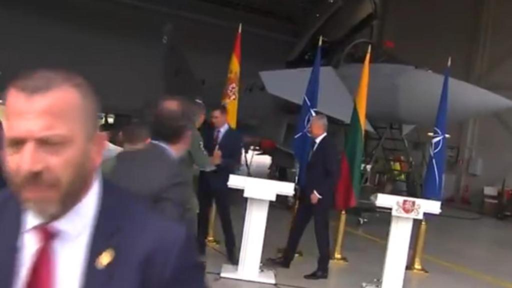 Momento en el que Pedro Sánchez interrumpe la rueda de prensa en Lituania.