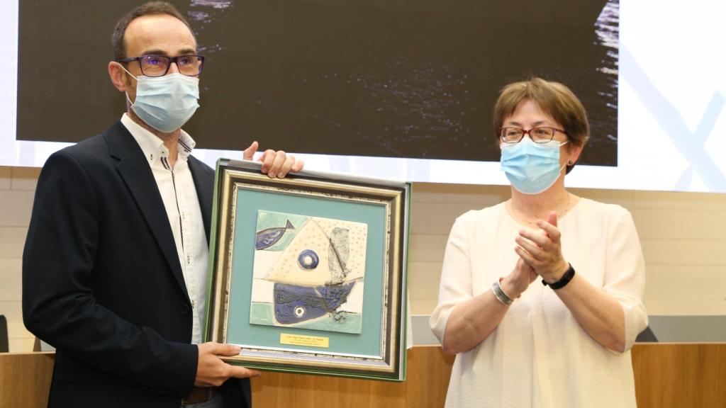 El periodista Jorge García Badía, este miércoles, recogiendo el premio de Cepesca de manos de la secretaria general de Pesca, Alicia Villauriz.