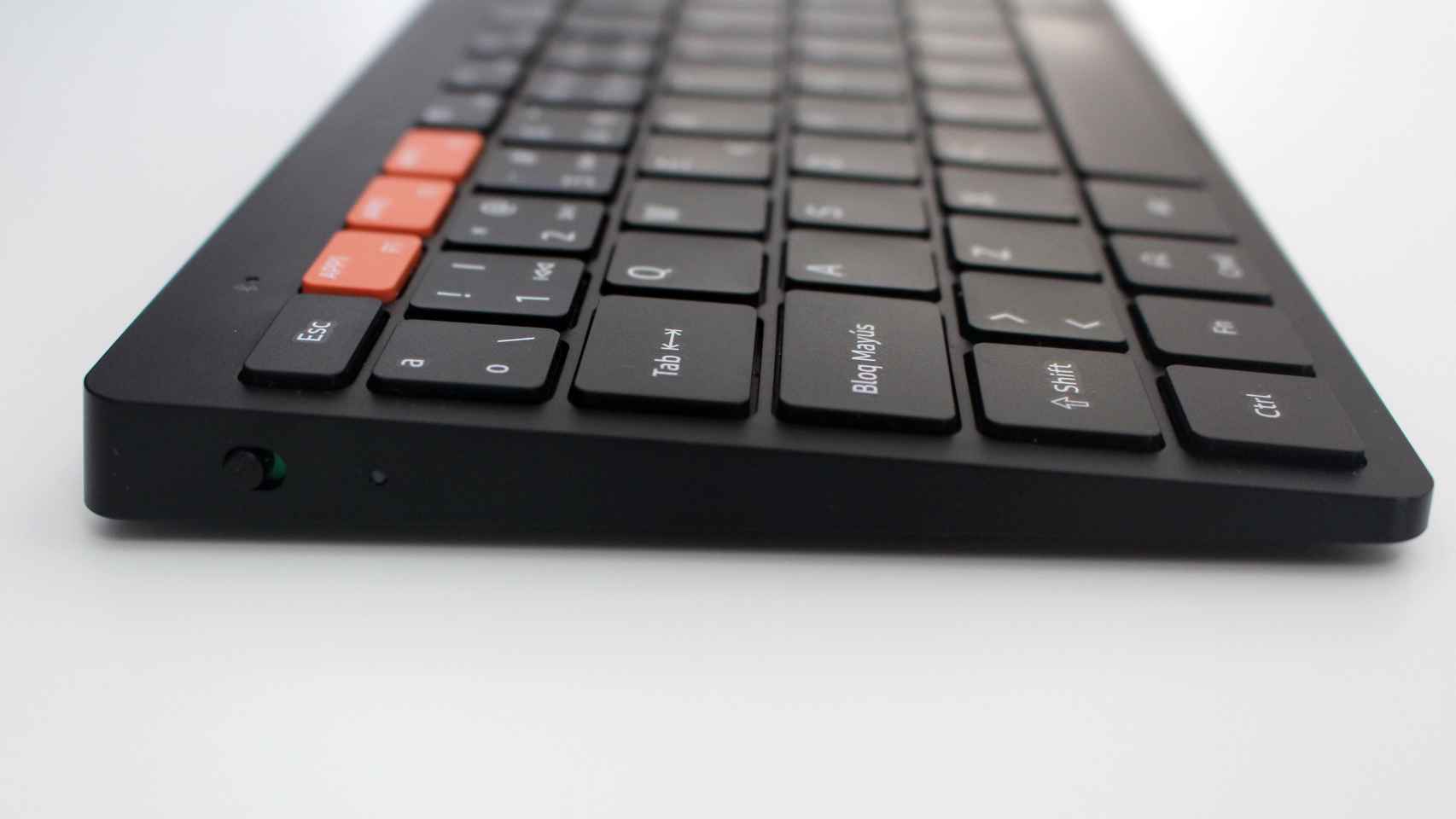 El lateral con el botón de encendido del Samsung Smart Keyboard Trio 500.