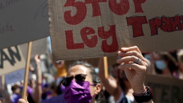 Una mujer levanta su cartel durante una protesta contra la Ley Trans en Madrid.