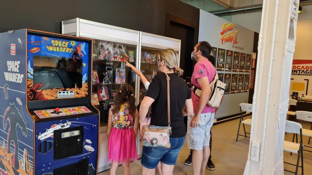 Una familia frente a un expositor.