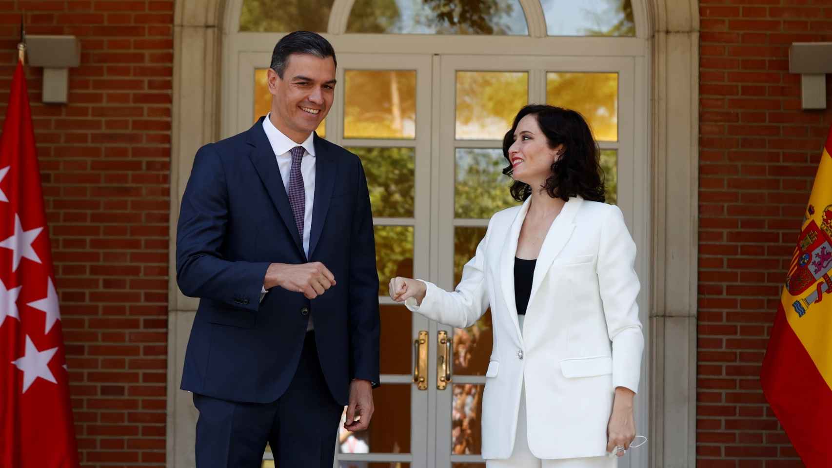 El presidente del Gobierno, Pedro Sánchez, recibe a la presidenta de la Comunidad de Madrid, Isabel Díaz Ayuso.