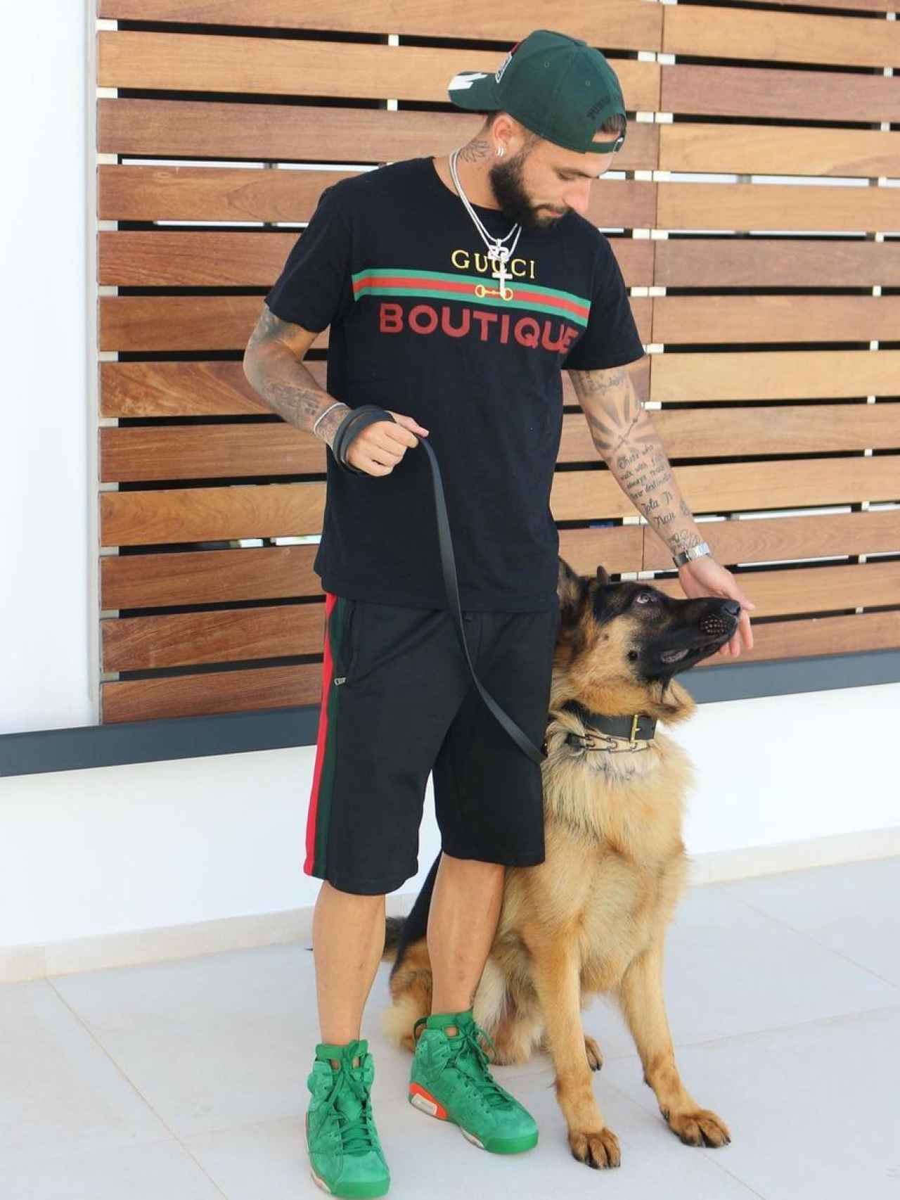 Jota Peleteiro posa con su nuevo mejor amigo, su perro Chase.