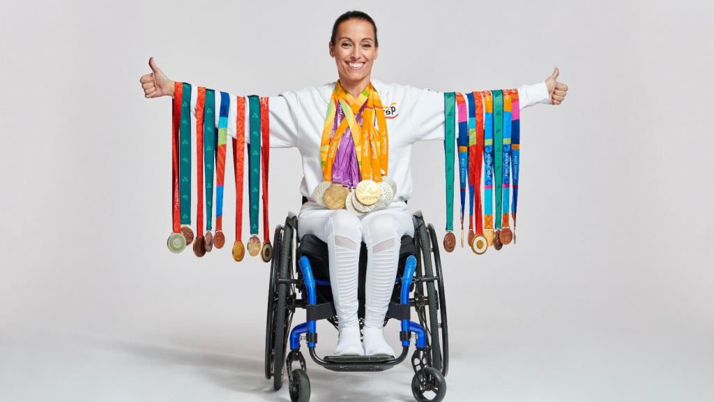 La atleta Teresa Perales, con todas sus medallas olímpicas