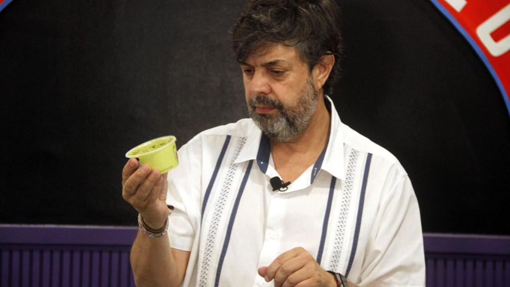 El experto Ernesto, leyendo los ingredientes del guacamole de Mercadona.