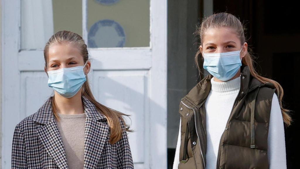 Leonor y Sofía, durante su visita a Somao, en octubre del año pasado.