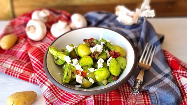 Ensalada verde de patata y tomate seco