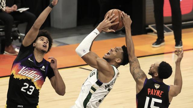 Antetokounmpo, frenado por los Suns