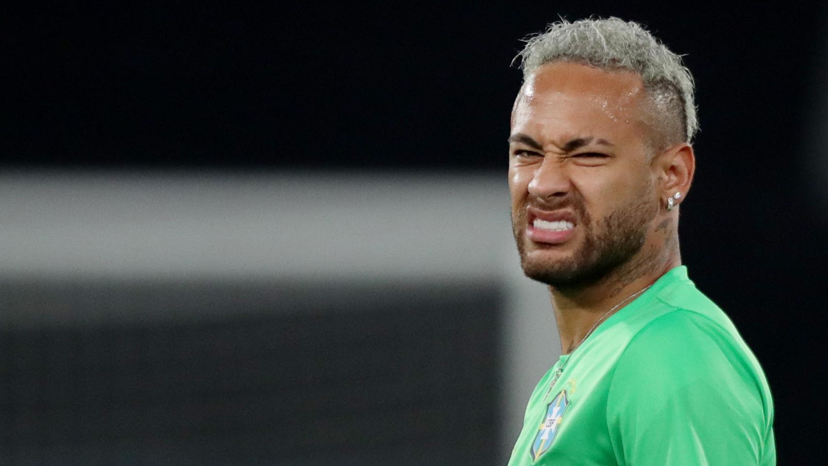 Neymar, durante un calentamiento con Brasil