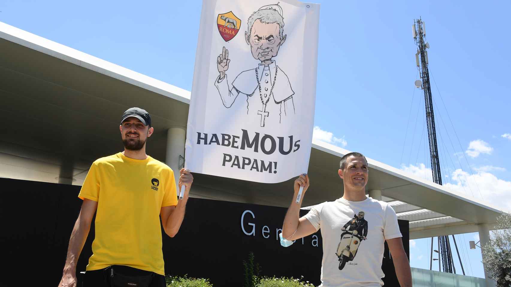 Aficionados de la Roma animan a Mourinho a su llegada