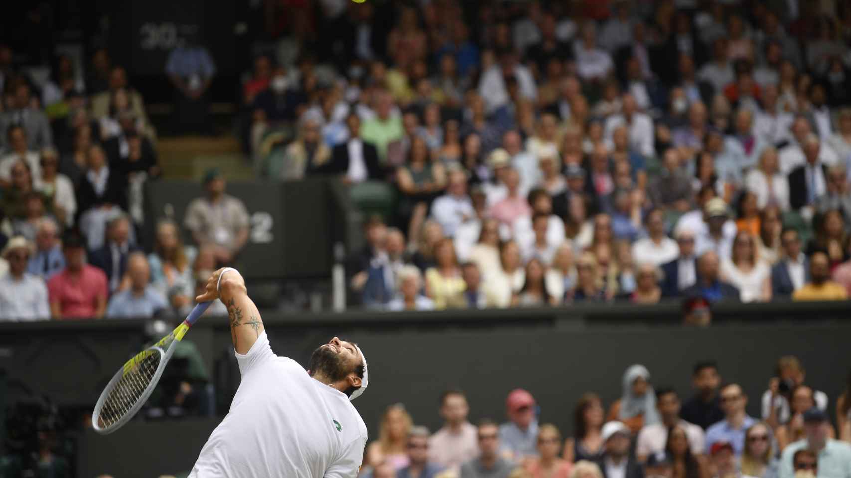 Matteo Berrettini ejecuta un saque potente en Wimbledon