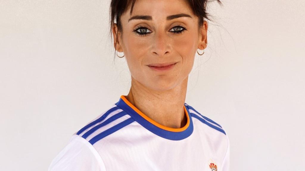 Esther González con la camiseta del Real Madrid Femenino