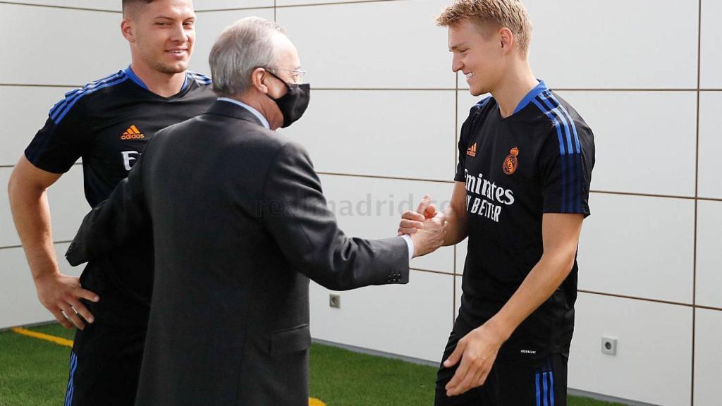 Florentino Pérez junto a Jovic y Odegaard