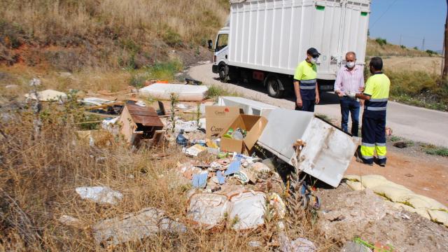 Una montonera de escombros junto al Punto Limpio de Valdepeñas