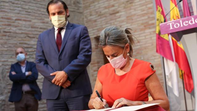 Milagros Tolón firmando el convenio bajo la atenta mirada de Erwan de la Villéon, consejero delegado de Puy du Fou en España (Ó. HUERTAS)