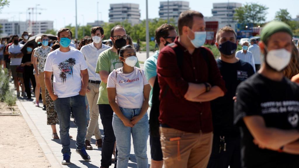 Centenares de ciudadanos esperando su turno para vacunarse en el hospital Enfermera Isabel Zendal,