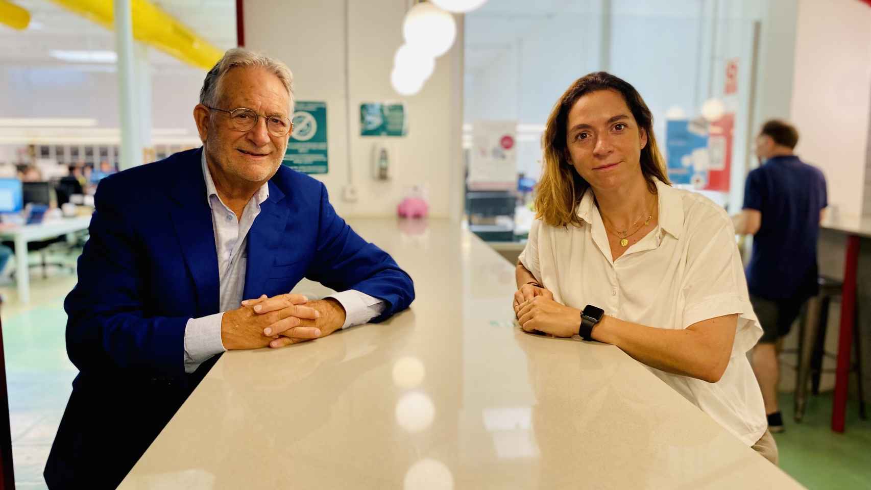 Jean-Paul Devai (cofundador y CEO) y María Muntaner (cofundadora y CMO) en una de las cafeterías de Coffeecard.