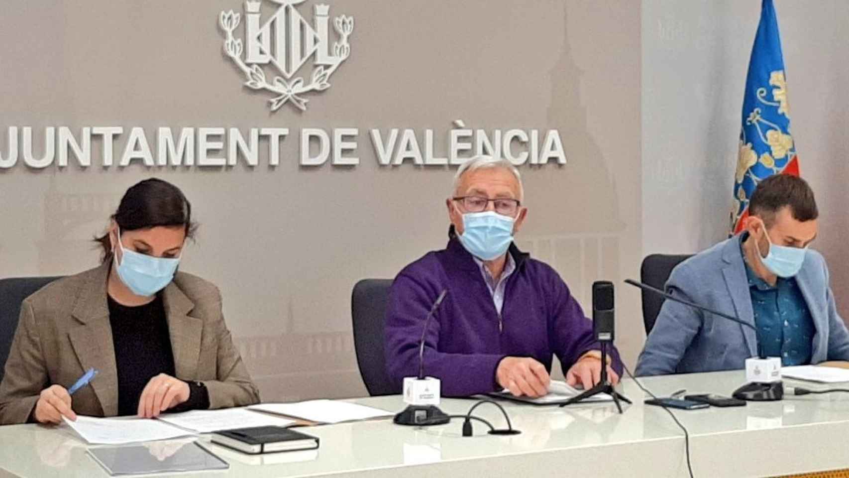 El alcalde de Valencia, Joan Ribó, flanqueado por sus vicealcaldes Sandra Gómez y Sergi Campillo. EE