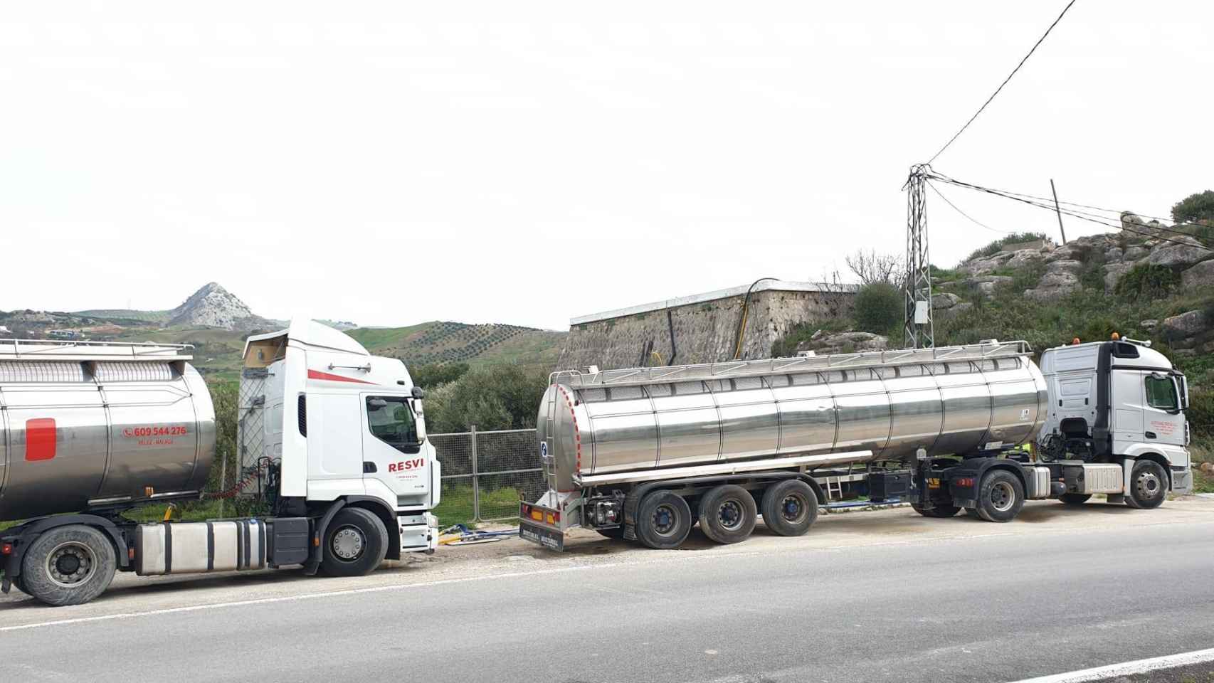 Varios camiones de transporte de agua al Valle de Abdalajís.