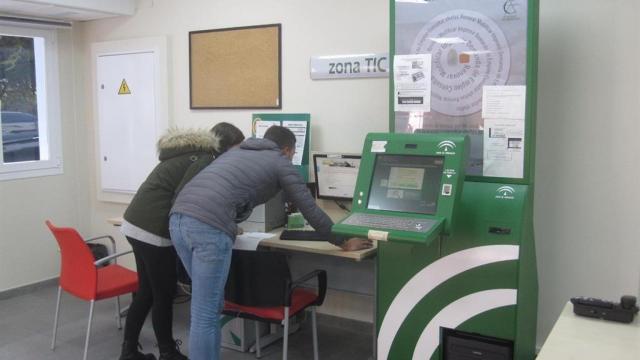 Varios usuarios en el interior de una oficina de empleo de la Junta de Andalucía.