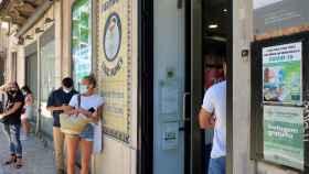 Varias personas esperan su turno en una farmacia de Lisboa, Portugal, para obtener tests rápidos de Covid.