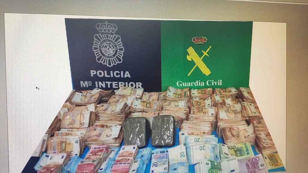 Dinero y alijos de cocaína incautados en la operación ‘Arena Negra – Vieira’ de la Policía Nacional y la Guardia Civil.