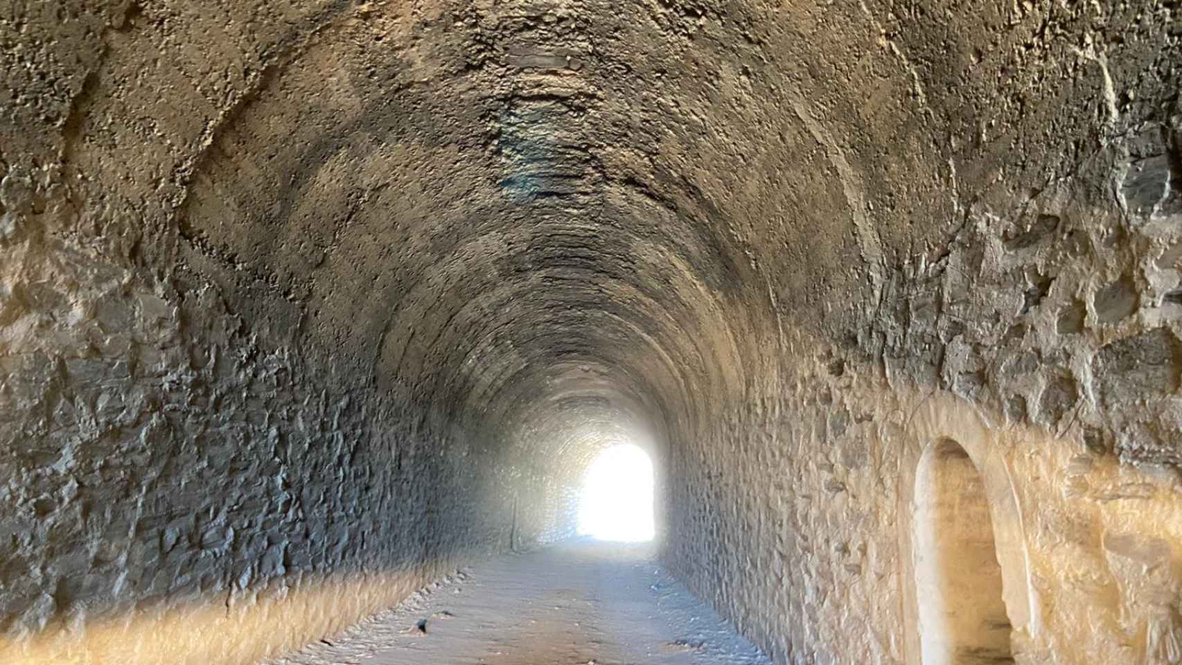Túneles de las antiguas minas en La Carolina. Hay luz al final.