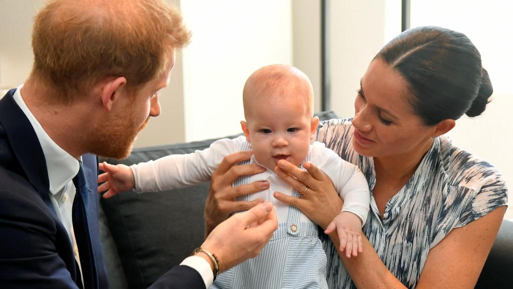 Meghan y Harry junto a su hijo Archie durante un viaje a Sudáfrica.