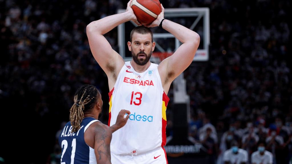 Marc Gasol juega un balón sobre Albicy