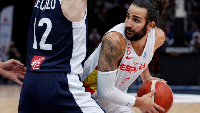 Ricky Rubio defendido por De Colo