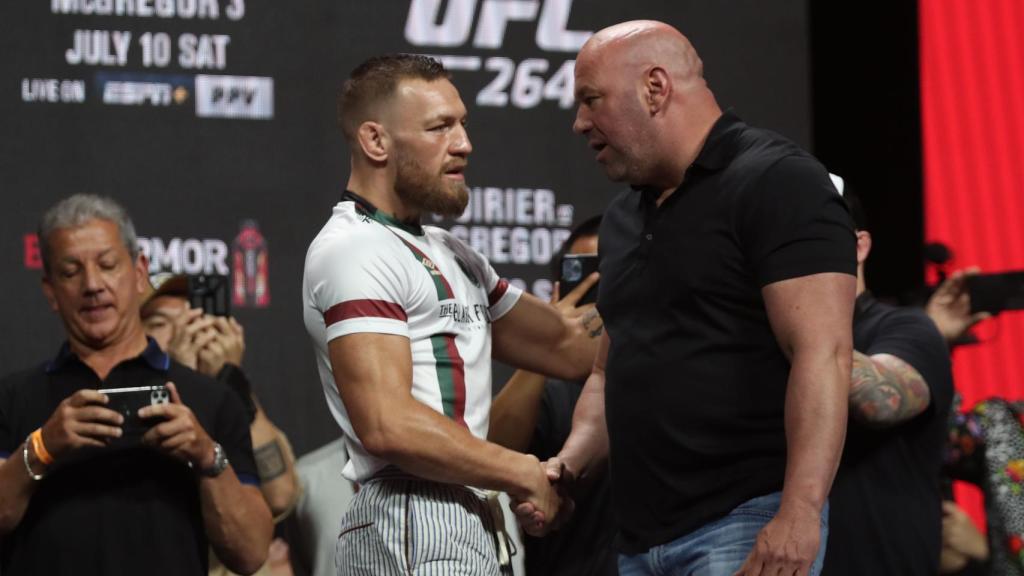 Saludo entre Conor McGregor y Dana White