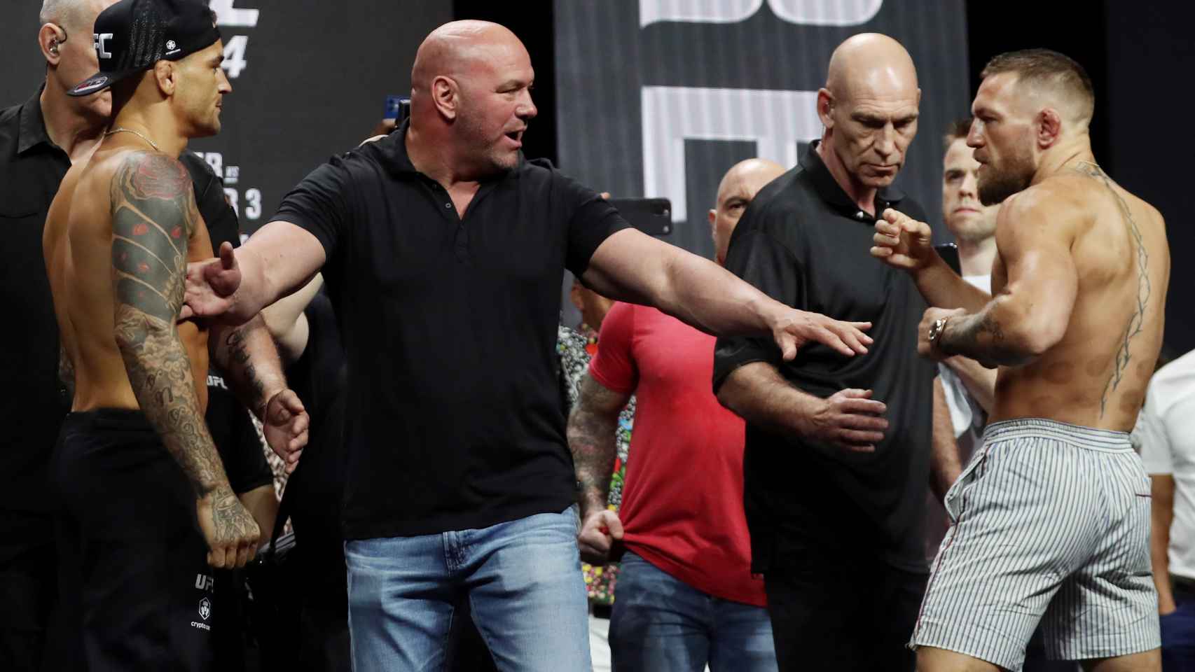 Dustin Poirier, Dana White y Conor McGregor, en el pesaje de la UFC 264