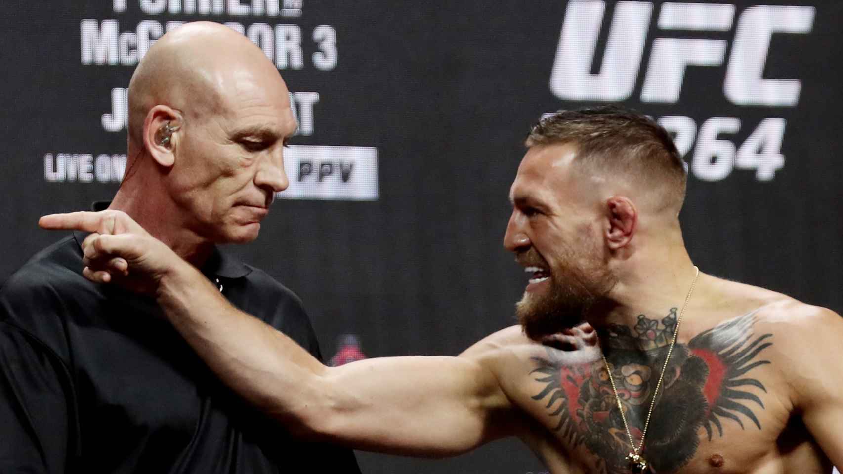Conor McGregor señala a 'The Diamond' durante el pesaje de la UFC 264