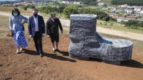 El Gaiás inaugura una exposición con tres esculturas que representan zapatos de peregrinos