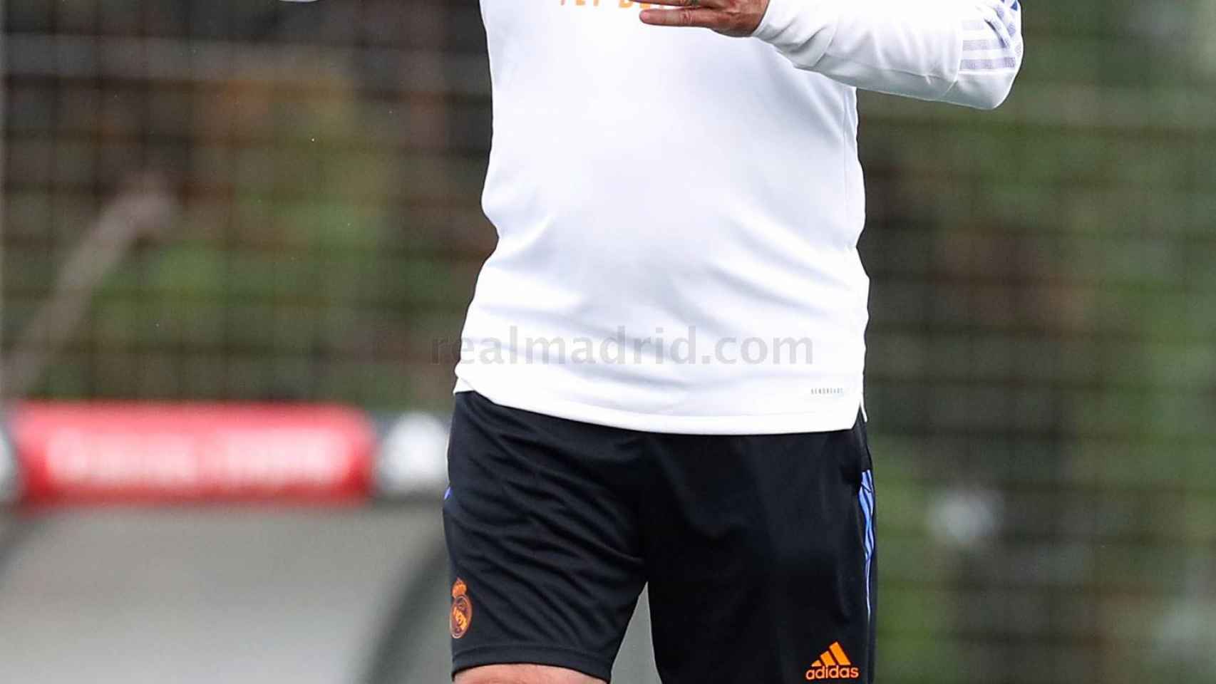 Carlo Ancelotti dando indicaciones durante el entrenamiento