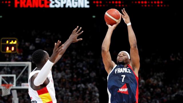 Yabusele lanzando a canasta ante Garuba en el Francia - España