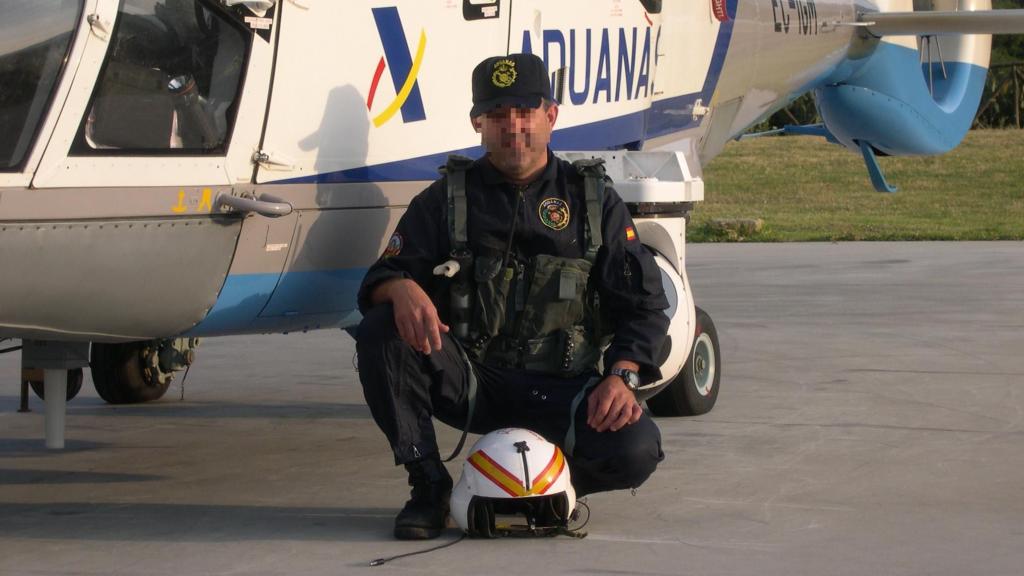 José Luis ante uno de los helicópteros en los que trabajaba.